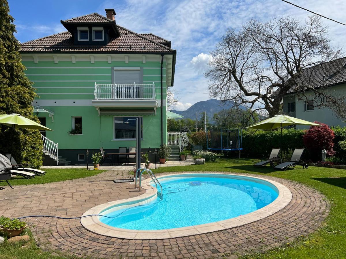 Vila Lesce With Heated Outdoor Pool Kültér fotó